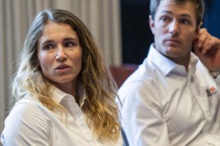 Maud Jayet et Sébastien Schneiter devant la presse KEYSTONE/MARTIAL TREZZINI